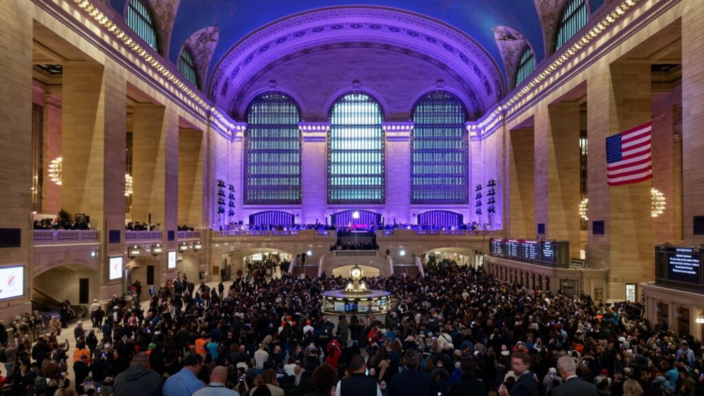 Alicia Keys surprises fans with concert at Grand Central Apple Store